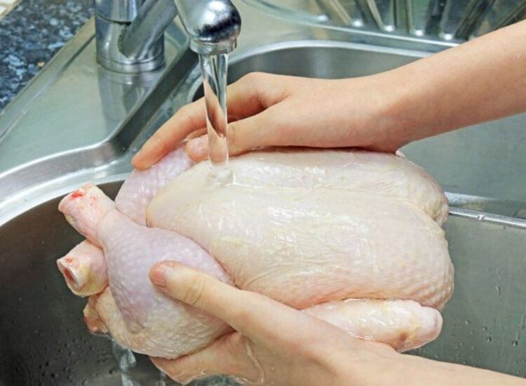 mencuci daging ayam dengan air