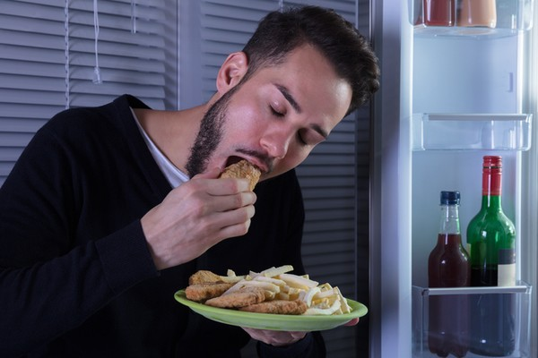 10 Alasan Ilmiah Mengapa Orang Sering Lapar di Malam Hari
