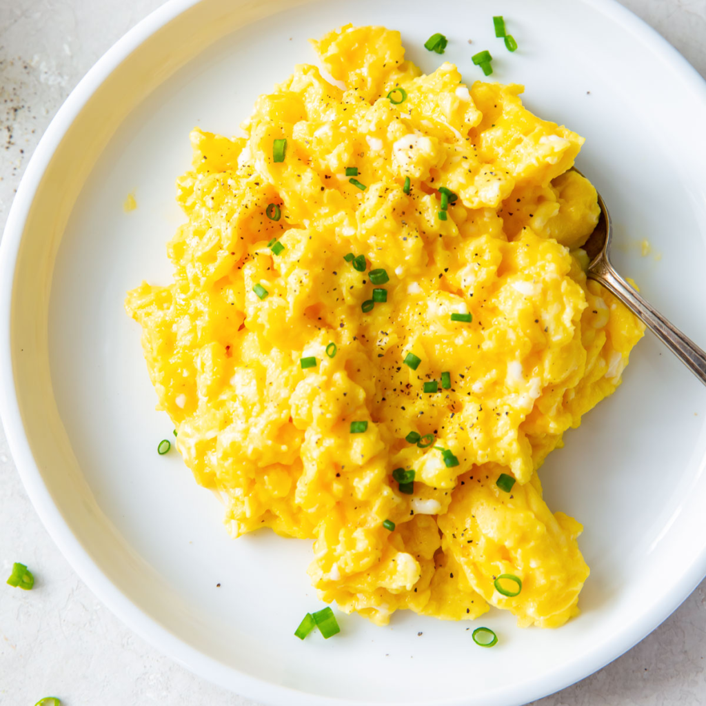 membuat scrambled eggs
