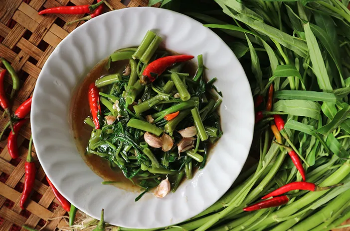 makan sayur kangkung