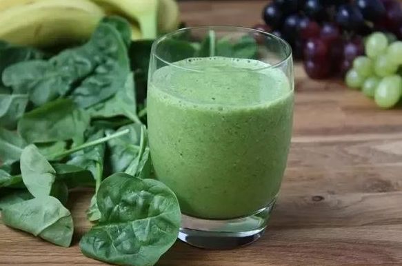 minum jus bayam